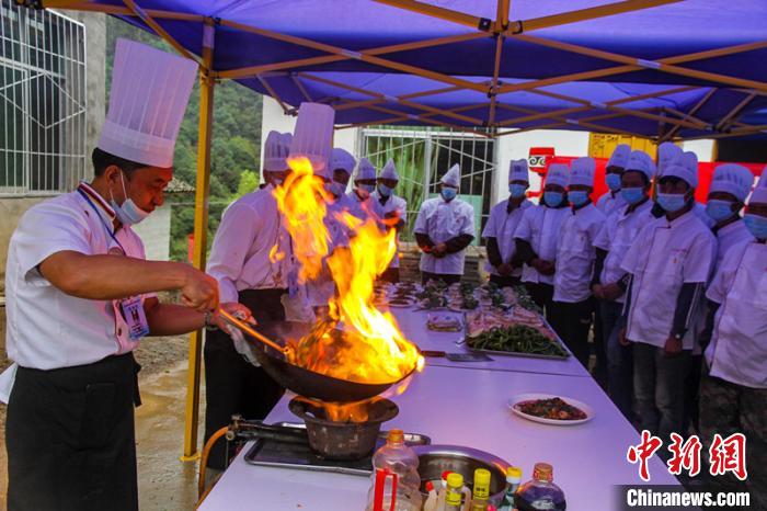 喜德縣冕山鎮(zhèn)舉辦的廚師培訓(xùn)班上，老師正在示范回鍋肉的做法。　爾古木三 攝