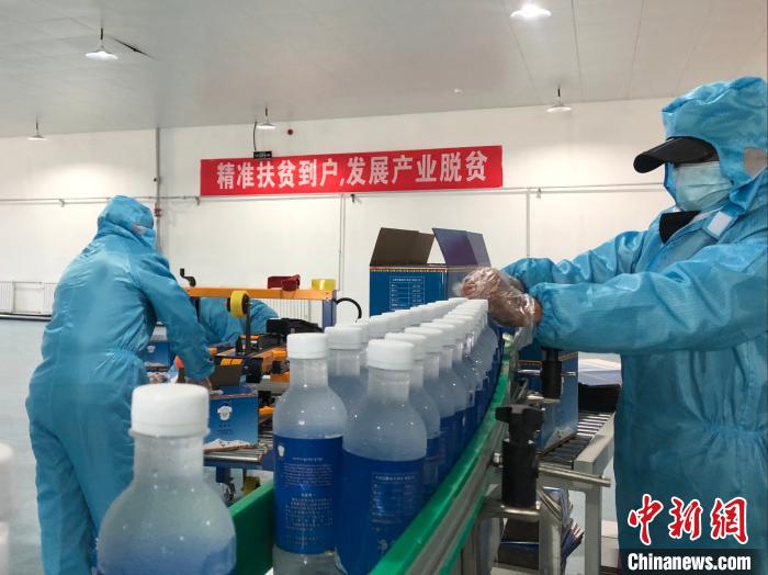 圖為阿里地區(qū)措勤縣某飲用水加工公司，該公司以“基地+公司+貧困民眾”為運營模式，帶動貧困民眾68戶232人?！≈x牧 攝