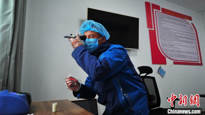 圖為8月11日，西藏那曲市聶榮縣色慶鄉(xiāng)雜瑪多種經(jīng)營合作聯(lián)合社質(zhì)檢員對從各牧場收集上來的牛奶進(jìn)行質(zhì)量檢測。色慶鄉(xiāng)統(tǒng)籌全鄉(xiāng)28個(gè)行政村的合作社，成立了擁有規(guī)范管理體系的合作聯(lián)合社，整合集體草場建立5座牧場，各牧場按照計(jì)分制統(tǒng)一放牧，畜產(chǎn)品實(shí)行定點(diǎn)、定時(shí)、定人收購，再統(tǒng)一檢測、加工、出售，建立了完整的牧業(yè)全產(chǎn)業(yè)鏈(資料圖)?！垈?攝