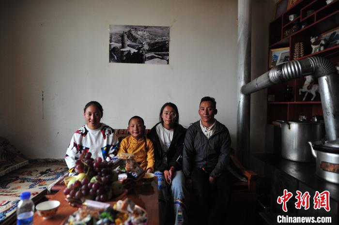 圖為8月12日，2018年7月從距那曲市色尼區(qū)城區(qū)那曲鎮(zhèn)90千米外的古露鎮(zhèn)當(dāng)桑村搬遷至城區(qū)的旦增(右一)與家人在80多平方米的新家合影(資料圖)?！垈?攝