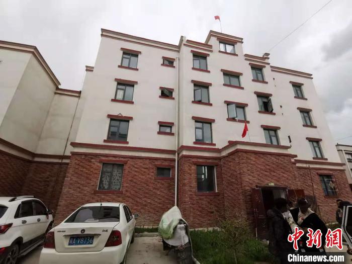 圖為8月12日，2018年7月從距那曲市色尼區(qū)城區(qū)那曲鎮(zhèn)90千米外的古露鎮(zhèn)當(dāng)桑村搬遷至城區(qū)的旦增新家位于一棟四層的樓房內(nèi)(資料圖)?！垈?攝