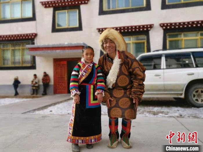 圖為2020年1月16日，搬遷至那曲市安多縣卓格扶貧小區(qū)的農(nóng)牧民在新家外面合影(資料圖)。　張偉 攝