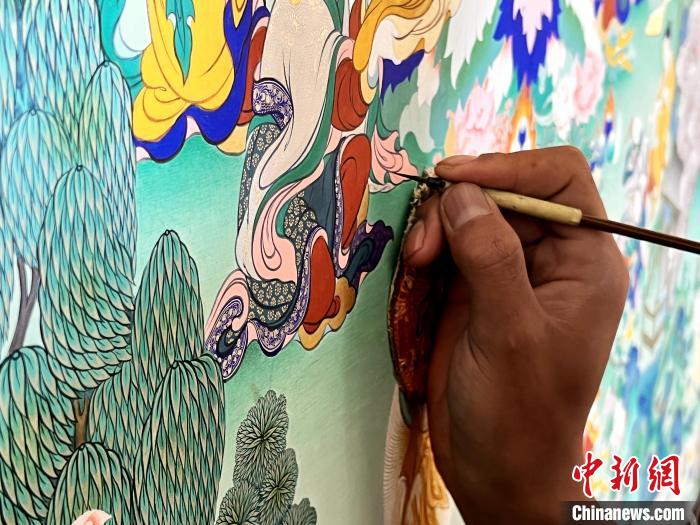 圖為畫師繪畫唐卡。　馬文莉 供圖