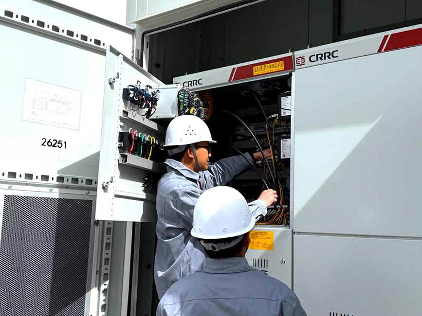 運(yùn)維人員精細(xì)檢修，保障清潔電力穩(wěn)定輸出。人民網(wǎng)記者 吳雨仁攝