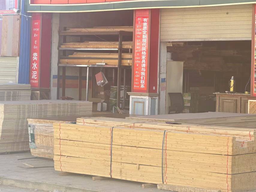 白朗縣頗羅鼐大道西段人行道擺放建材。圖片由留言網(wǎng)友提供