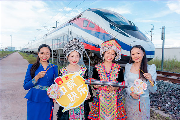 中老鐵路兩國員工一起參加中秋活動(dòng)。旺·洛拉勒攝