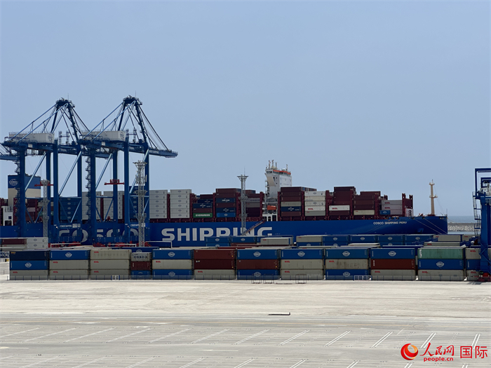 當?shù)貢r間11月15日，秘魯錢凱港碼頭操作區(qū)現(xiàn)場。人民網(wǎng)記者 周雨攝