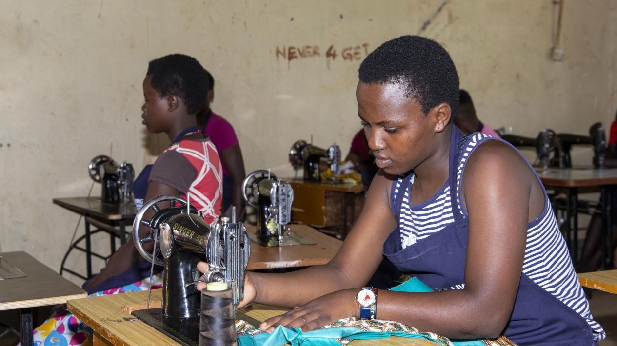 蕾切爾在接受縫紉技能培訓。田雨攝