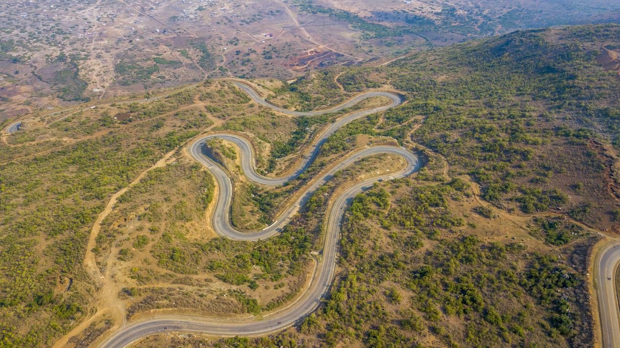 跨崖公路航拍圖。田雨攝