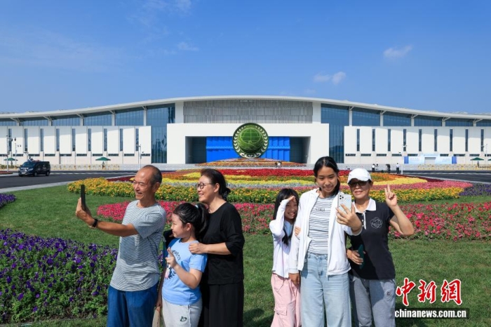 8月31日，天津，市民在2025年上海合作組織峰會(huì)主會(huì)場(chǎng)外自拍。當(dāng)日，2025年上海合作組織峰會(huì)在天津舉行。<a target='_blank' href='/'><p  align=