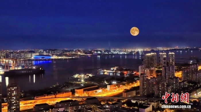 遼寧大連，中秋節(jié)一輪圓月從大連梭魚灣東方海岸線升起。