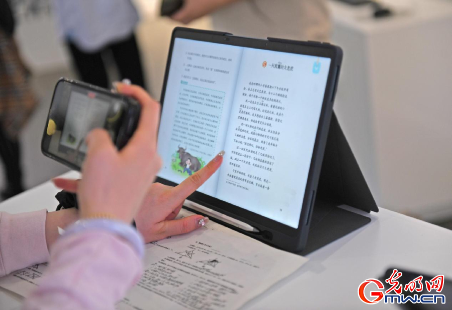 組圖丨AI、網(wǎng)絡(luò)安全、跨境電商……數(shù)字經(jīng)濟(jì)如此 “陜”耀