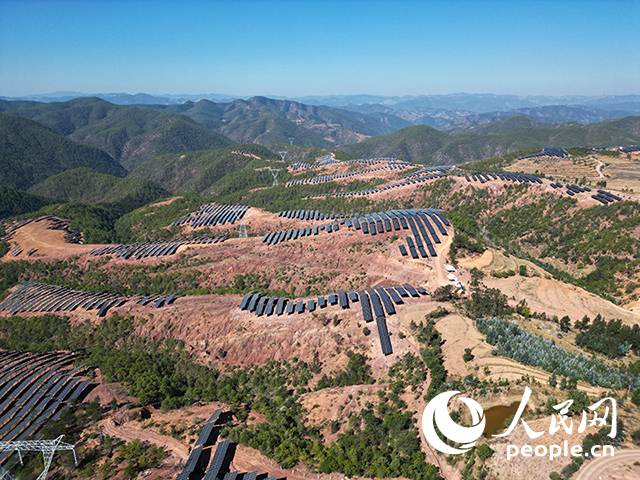 云南南華羅文村的山坡上，一塊塊光伏板連接成片。人民網(wǎng)記者 程浩攝
