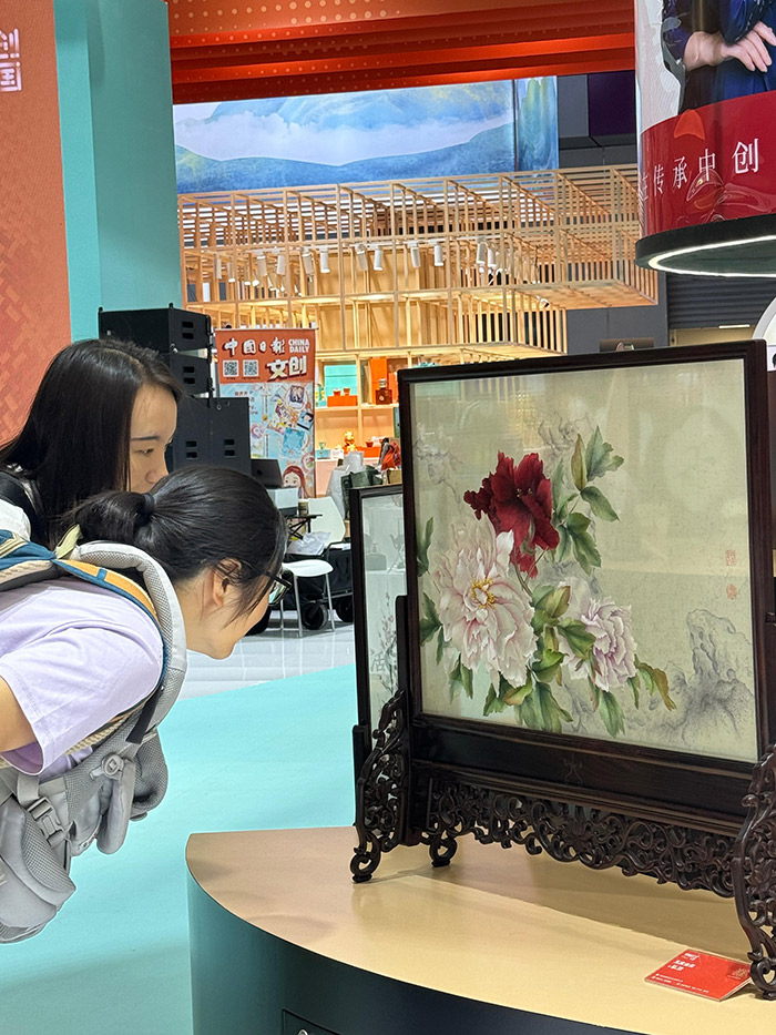 “文創(chuàng)中國(guó)”專題展區(qū)。參展觀眾供圖