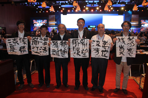 顧風(fēng)（左三）在會場合照留念。受訪者供圖