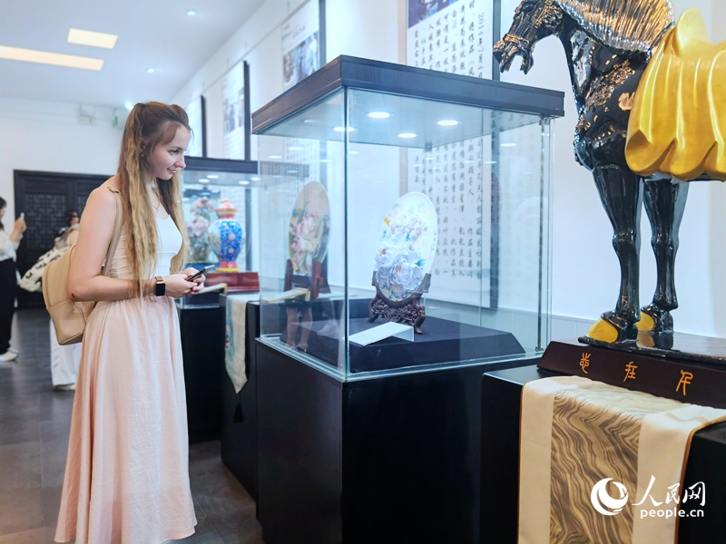 來自白俄羅斯的留學(xué)生喀秋莎駐足欣賞牡丹瓷。人民網(wǎng)記者 尚明楨攝