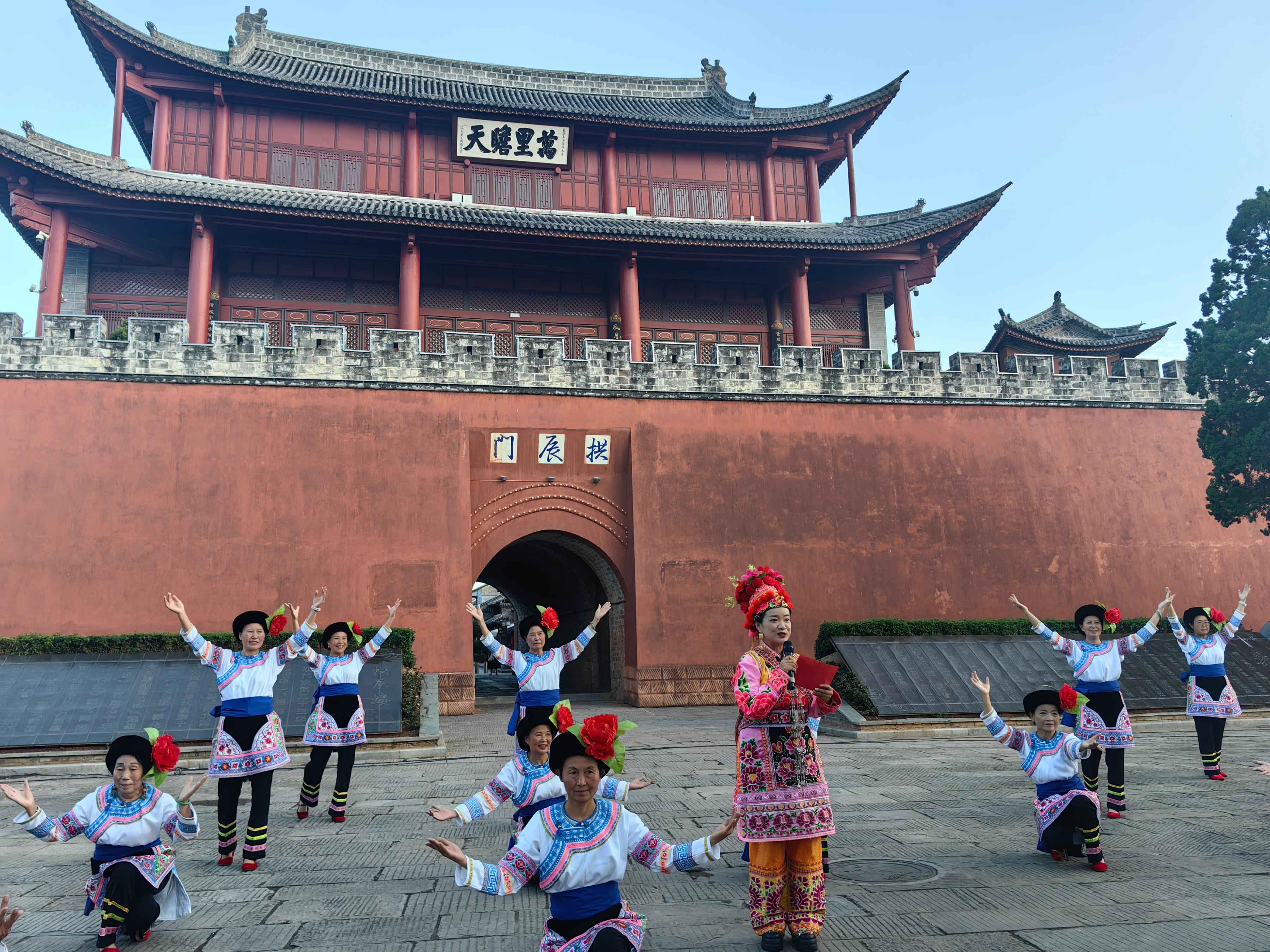 云南大理巍山舉辦普法宣傳活動。人民網(wǎng)記者 孝金波攝