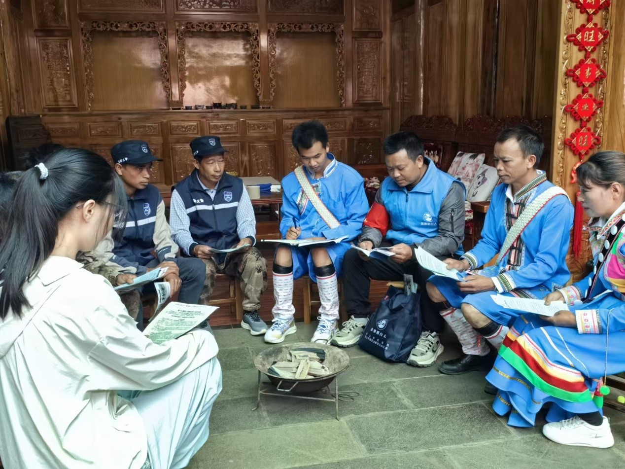 騰沖市猴橋鎮(zhèn)猴橋村國(guó)門(mén)新村舉辦火塘?xí)?。人民網(wǎng)記者 孝金波攝