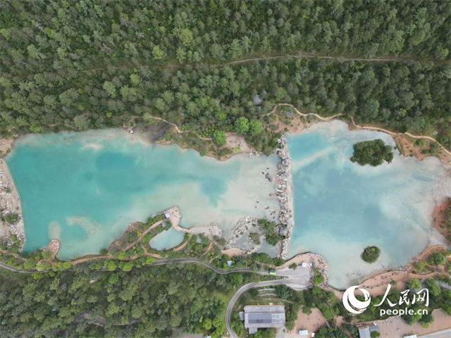 位于麗江市玉龍雪山東麓甲子村的藍(lán)月谷景區(qū)。 人民網(wǎng)記者 符皓攝