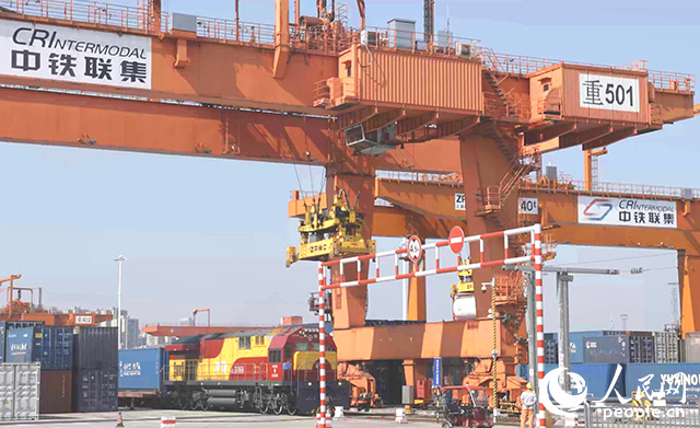 位于重慶國際物流樞紐園區(qū)的重慶鐵路集裝箱中心站。 人民網(wǎng)記者 劉祎攝