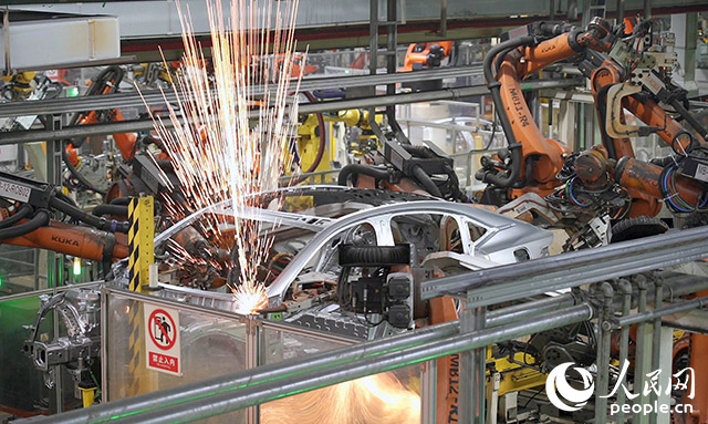 長安汽車兩江工廠，機(jī)械臂正在工作。人民網(wǎng)記者 劉祎攝