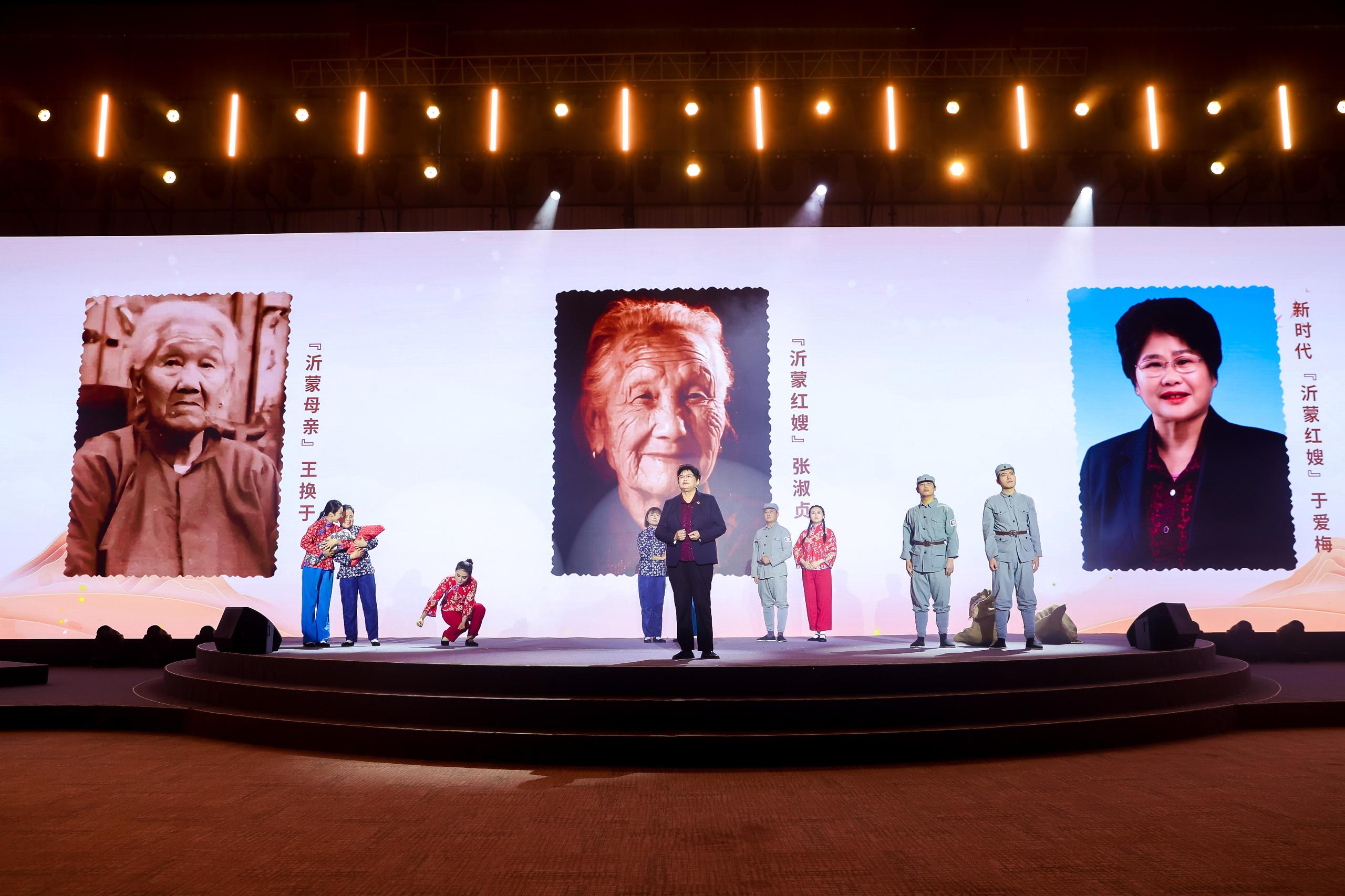 “何以中國·弦歌不輟”網(wǎng)絡(luò)主題活動現(xiàn)場，于愛梅講述“沂蒙紅嫂”的故事。人民視頻供圖。