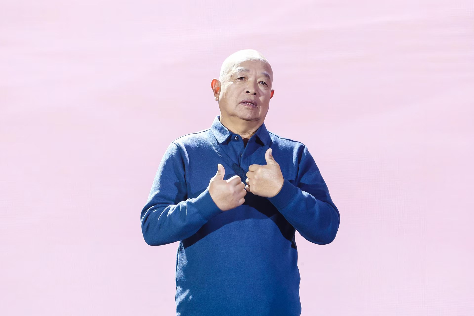 “山東好人”、煙臺(tái)市無聲洗車場經(jīng)理柳興濤。人民視頻供圖。