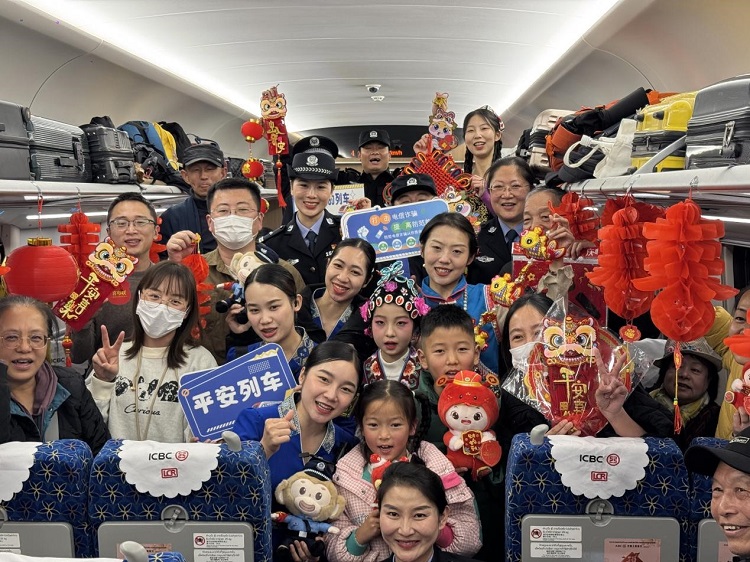 春節(jié)期間，在中老鐵路磨萬(wàn)（磨丁—萬(wàn)象）段，鐵路客運(yùn)員工與乘客合影留念。李加勇攝