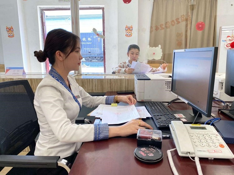 春節(jié)期間，中老鐵路員工堅(jiān)守崗位，保障鐵路運(yùn)行安全、暢通。李加勇攝