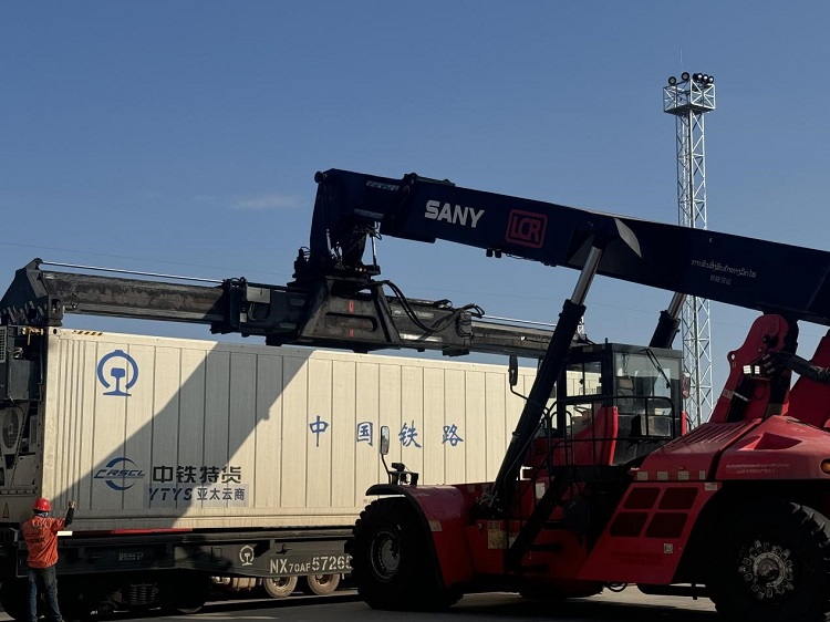 春節(jié)期間，起重機(jī)吊裝即將發(fā)運(yùn)的冷鏈集裝箱。李加勇攝