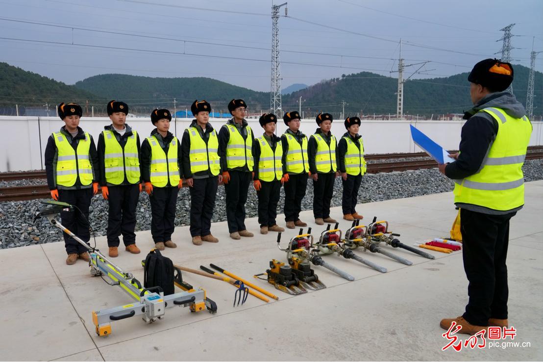 【發(fā)現(xiàn)最美鐵路】云端上的“毫米級”守護者——麗香鐵路養(yǎng)護工