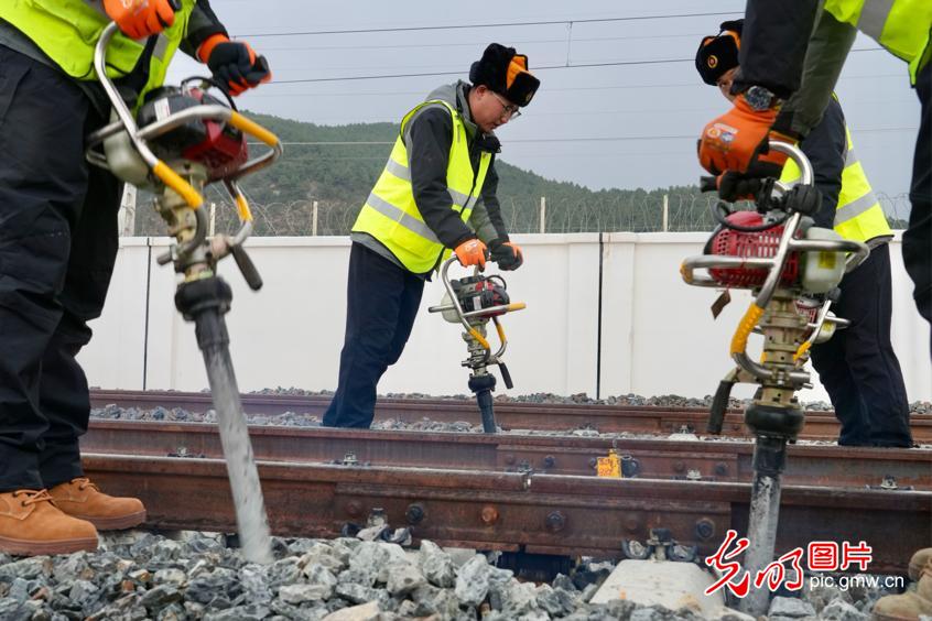 【發(fā)現(xiàn)最美鐵路】云端上的“毫米級”守護者——麗香鐵路養(yǎng)護工