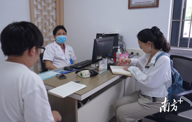 公共服務(wù)調(diào)研組在崖口村衛(wèi)生站調(diào)研。