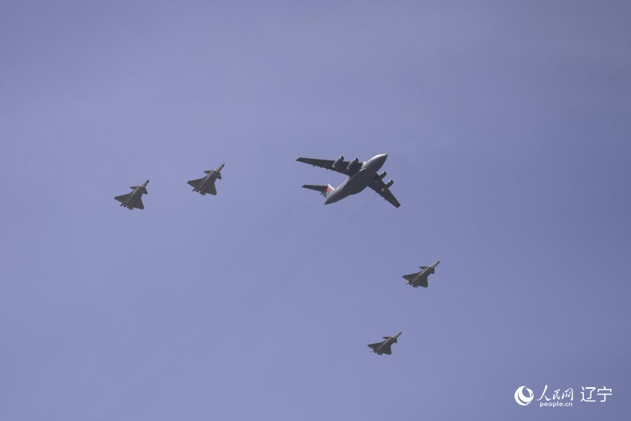 執(zhí)行第十二批在韓中國(guó)人民志愿軍烈士遺骸轉(zhuǎn)運(yùn)任務(wù)的運(yùn)-20進(jìn)入中國(guó)領(lǐng)空后，首次采用“五機(jī)編隊(duì)”的方式，由4架殲-20伴飛護(hù)航，與往年相比護(hù)航規(guī)格更高。人民網(wǎng)記者 邱宇哲攝