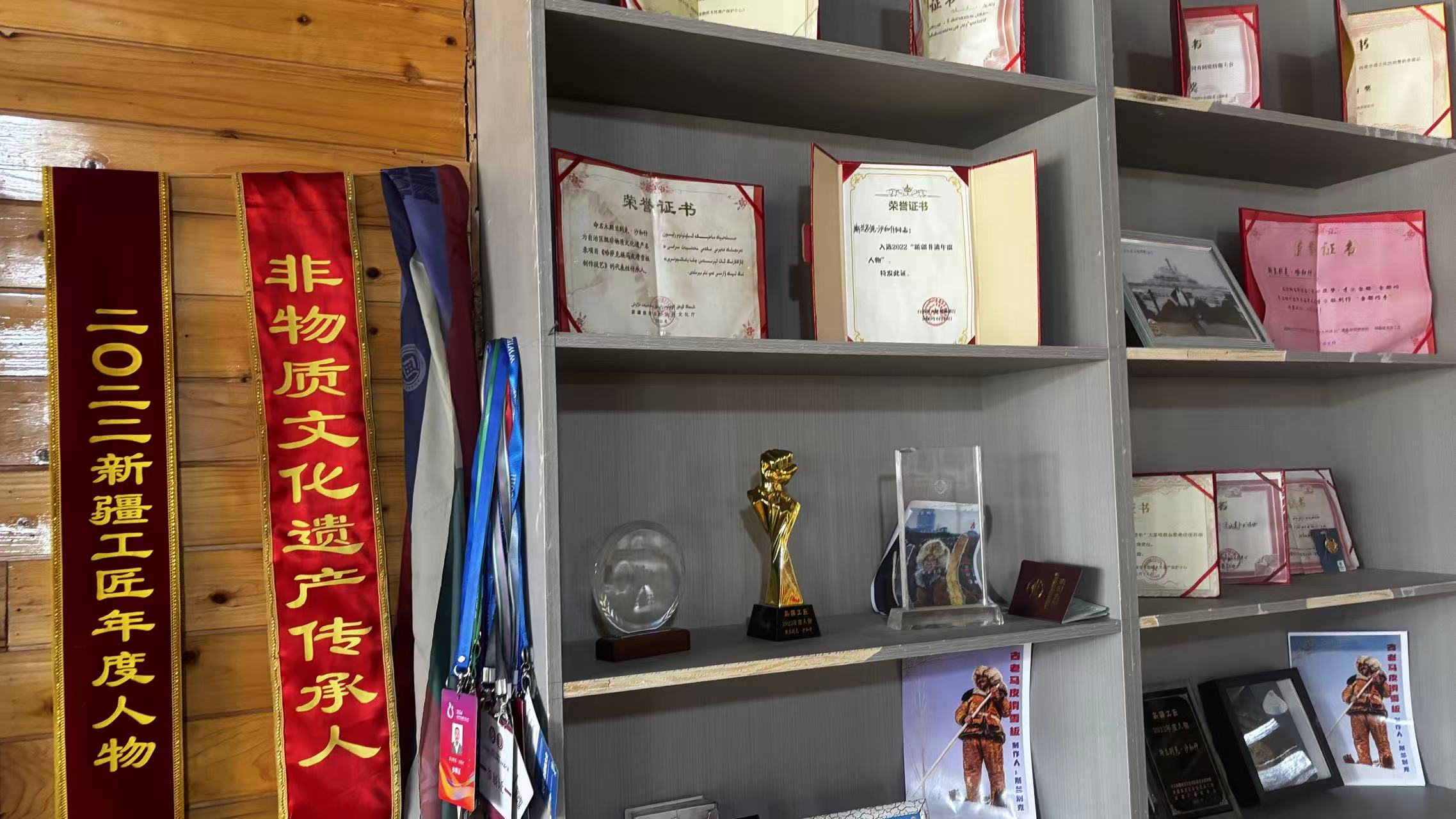 農(nóng)牧民古老毛皮滑雪板制作培訓基地榮譽墻一角。