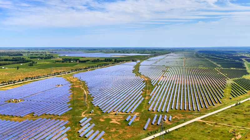 定邊縣連片光伏板鋪展成綠色能源畫卷。陳煜攝