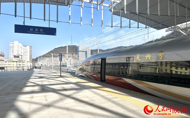 2025年12月26日，C9312次復(fù)興號(hào)列車抵達(dá)延安站。人民網(wǎng)記者 鄧楠攝