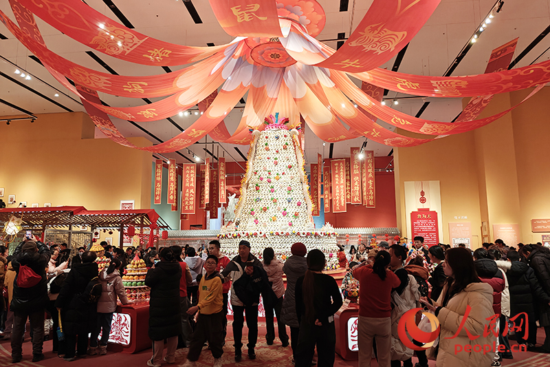 觀眾在中國非物質(zhì)文化遺產(chǎn)館參觀展覽。人民網(wǎng)記者 韋衍行攝