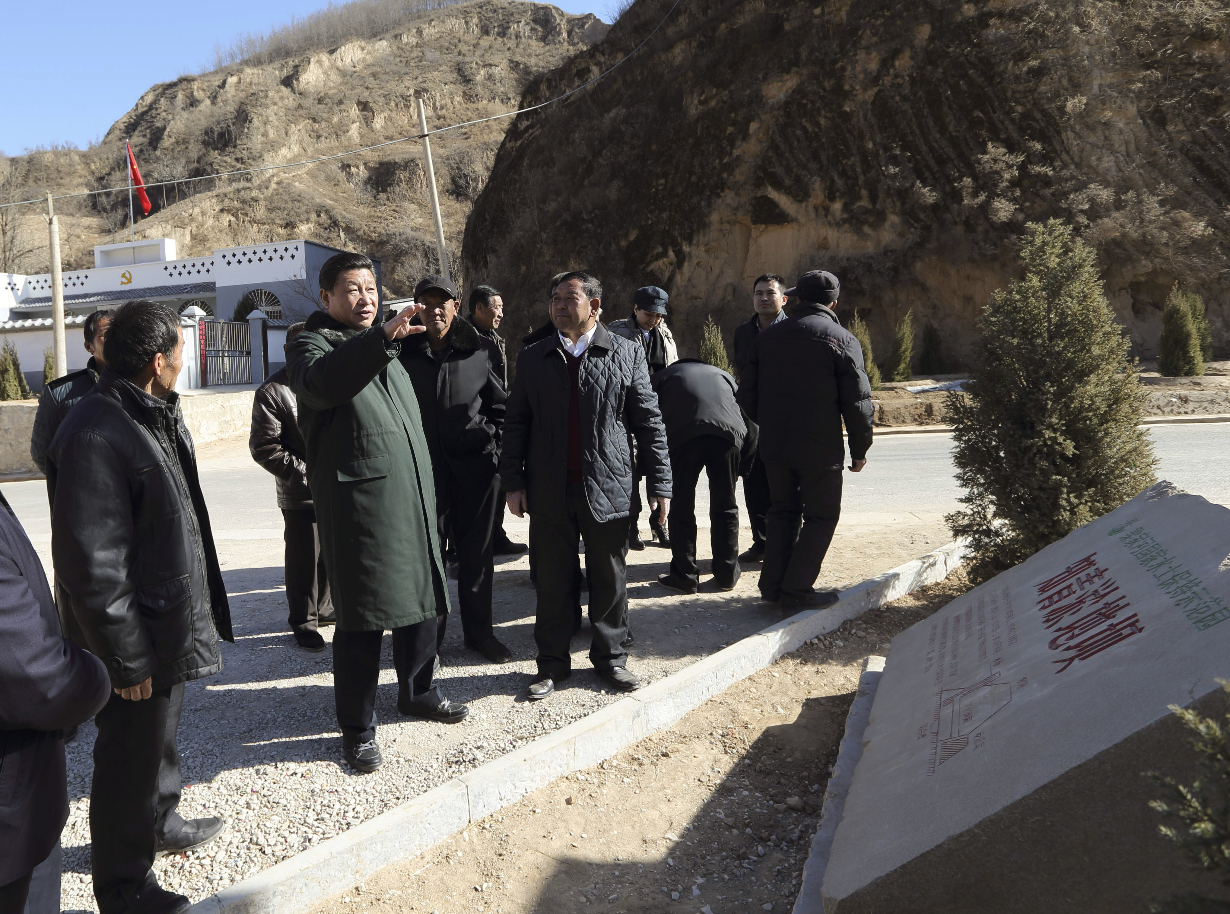 2015年春節(jié)前夕，習(xí)近平來(lái)到陜西考察調(diào)研，第一站便來(lái)到延安市延川縣梁家河村。新華社 發(fā)