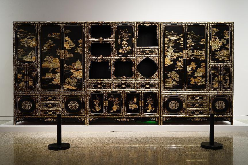 2023年7月9日，北京，中國(guó)工藝美術(shù)館·中國(guó)非物質(zhì)文化遺產(chǎn)館，“山西特色專業(yè)鎮(zhèn)平遙非遺雙寶中華行”展覽展出的推光漆器作品。