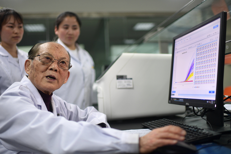 2021年6月17日，吳天一（前）在青海西寧的實驗室內(nèi)和學生討論。