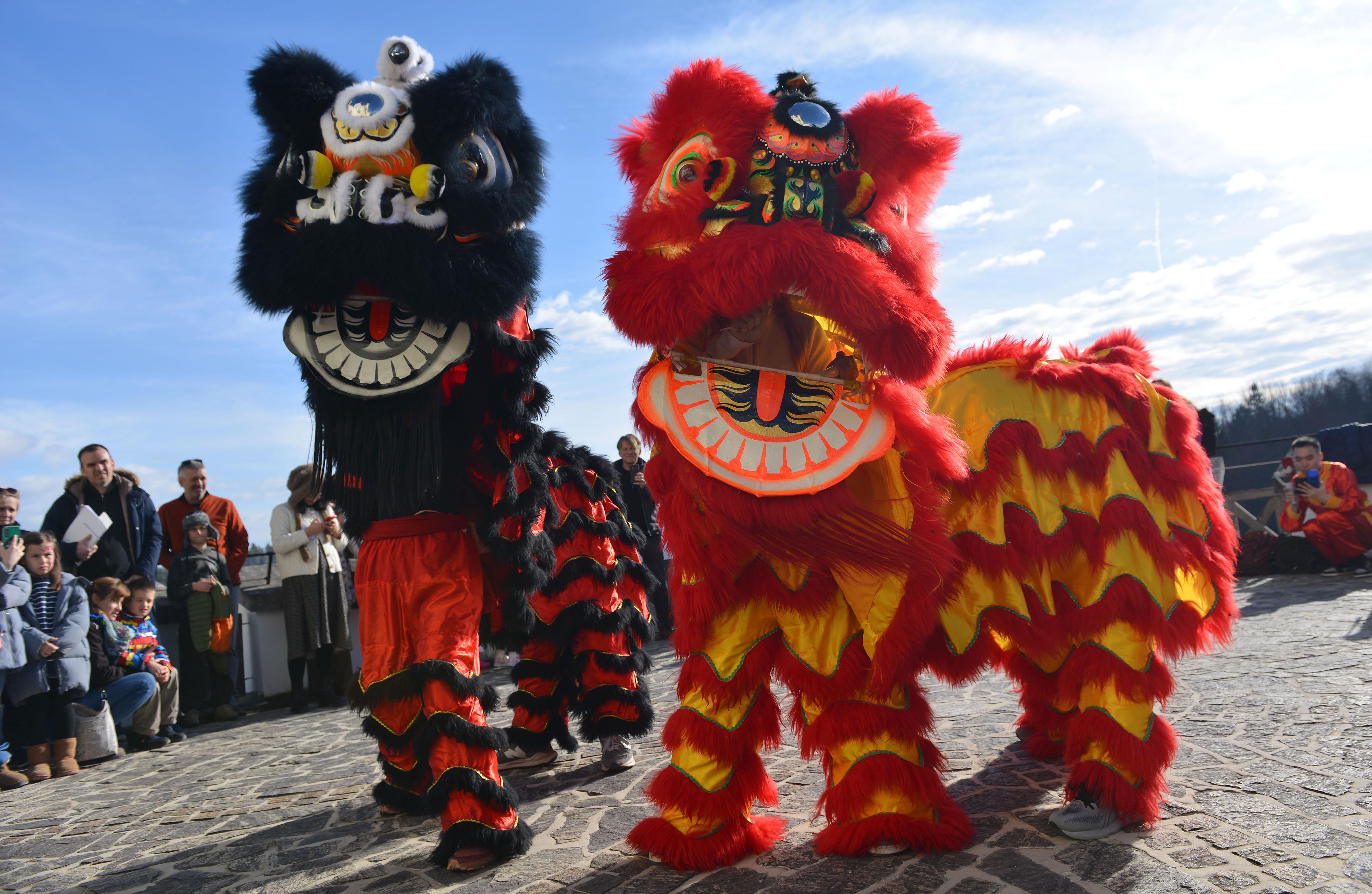 △當(dāng)?shù)貢r間2024年2月4日，克羅地亞克拉皮納，薩格勒布大學(xué)孔子學(xué)院舉辦一系列活動，迎接中國農(nóng)歷龍年春節(jié)。