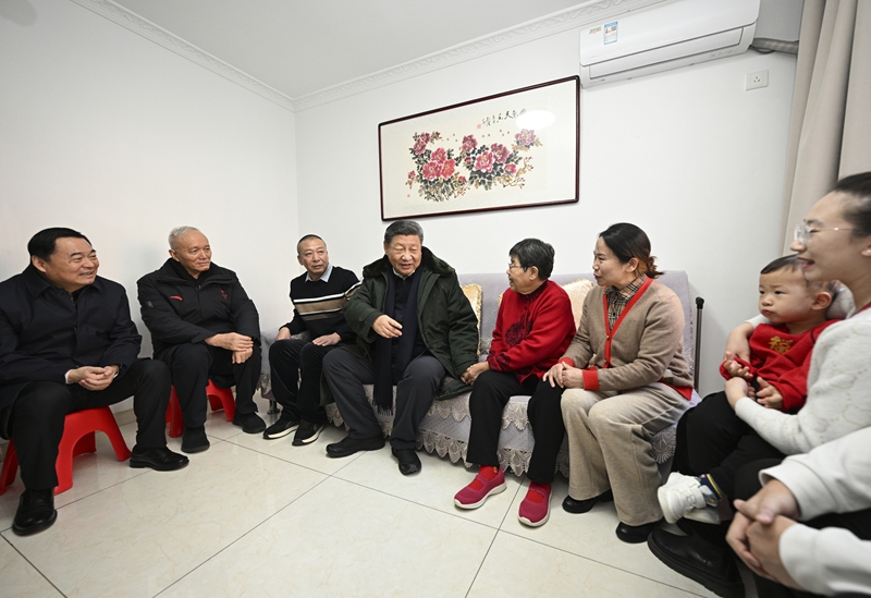 2025年1月23日上午，習(xí)近平總書記在遼寧沈陽大東區(qū)長安街道長安小區(qū)考察時，走進(jìn)居民郎素蘭家中看望。