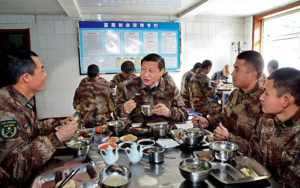 2014年1月26日，習近平主席專程來到內(nèi)蒙古軍區(qū)邊防某部，親切看望慰問戍邊官兵。這是在連隊食堂，習近平主席同戰(zhàn)士們一起用餐。