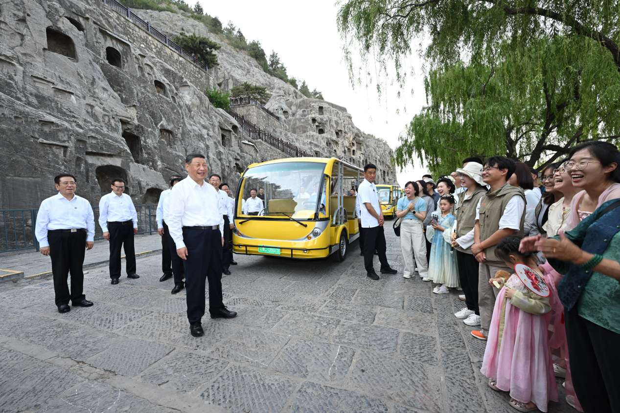 5月19日，習(xí)近平在洛陽(yáng)龍門(mén)石窟考察時(shí)，同游客親切交流。