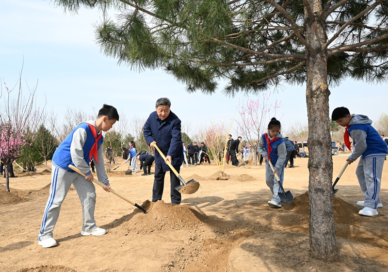 2025年4月3日，習(xí)近平總書記來(lái)到北京豐臺(tái)區(qū)永定河畔參加首都義務(wù)植樹(shù)活動(dòng)。