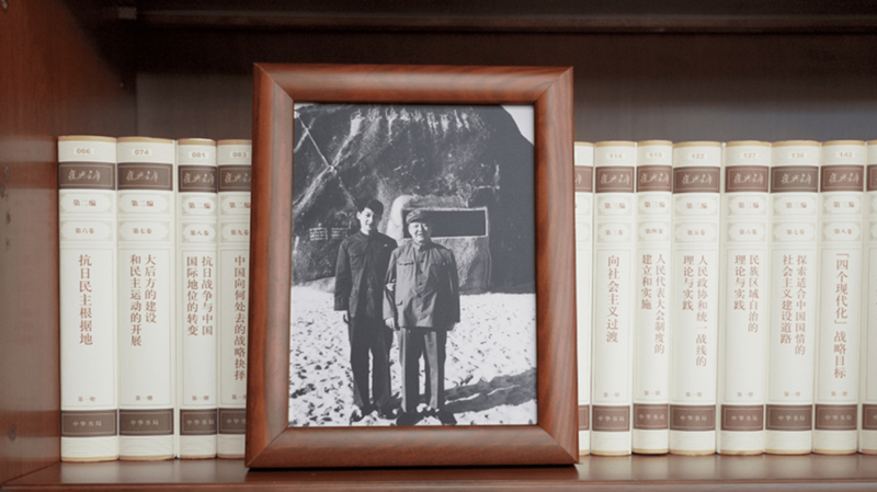 2022年12月31日，習(xí)近平辦公室的書架上擺放著他和父親的合影。