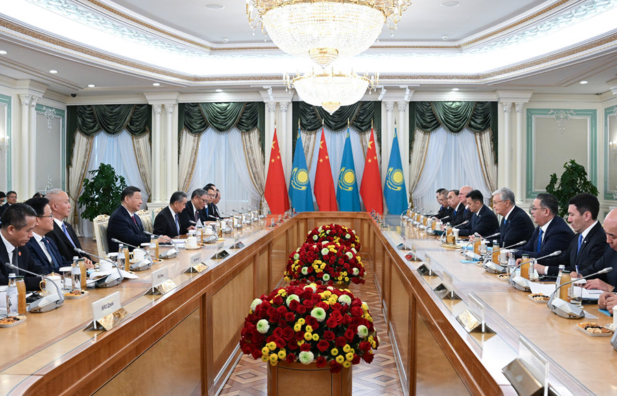 當?shù)貢r間6月16日下午，哈薩克斯坦總統(tǒng)托卡耶夫同中國國家主席習近平在阿斯塔納總統(tǒng)府舉行會談。