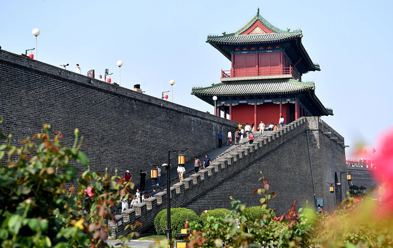 2024年9月16日，游客在河北省石家莊市正定古城游玩。