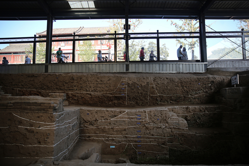 2019年9月7日，人們透過玻璃幕墻看開元寺南廣場遺址考古現(xiàn)場。